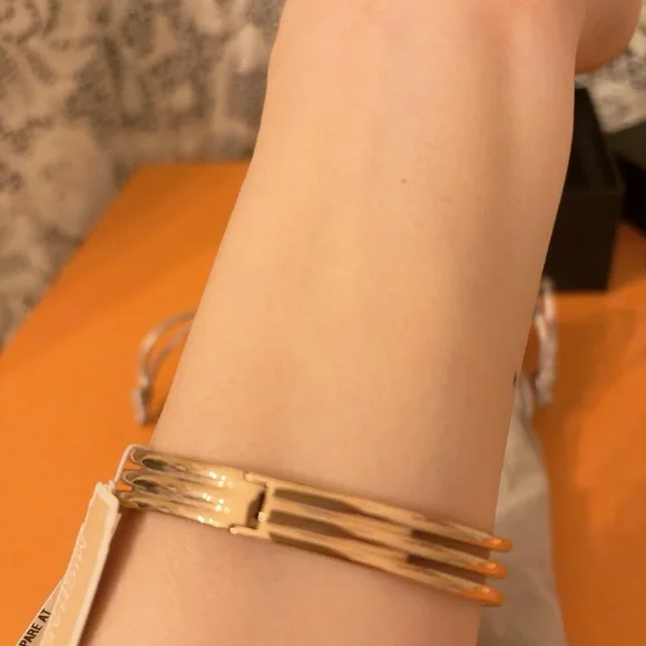 NWT Michael Kors Modern Brilliance Gold Color Cuff Bracelet Crystals - Picture 3 of 14